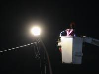 Trabajador colocando una luminaria pública
