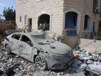 Auto con escombros encima por bombardeos 