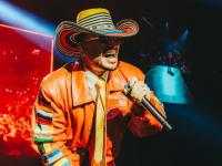 J Balvin come tacos callejeros en CDMX antes de su show en el Flow Fest