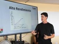Jo Canales, entrenador de Checo Pérez, imparte charla en UDEP Puebla