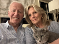 unaFotografía de Joe Biden, su esposa Jill Biden y su mascota, un gato gris