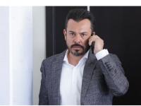 José Luis García Parra con celular en la mano