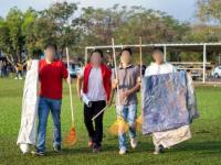 Jóvenes limpiando espacio público 