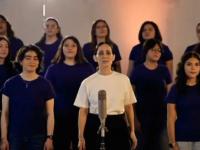 Julieta Venegas y el coro de jóvenes del Conservatorio Nacional de Música