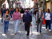 Persona con discapacidad caminando por calle de Puebla 