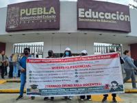 Maestros protestan afuera de la oficina de la SEP