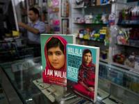 Libros sobre la ganadora del Premio Nobel de la Paz, Malala Yousafzai, en una librería en Islamabad, Pakistán. Foto Ap