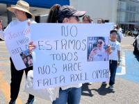 Familiares de Axel Omar marcharon