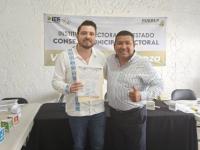 Marco Valencia (izquierda) edil electo de Venustiano Carranza