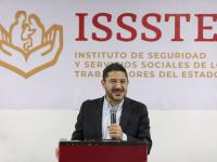 Martí Batres con logo del ISSSTE al fondo 