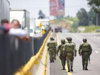 Militares caminan en la carretera