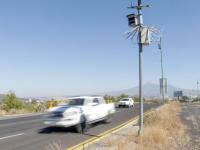 Vehículo circulando a exceso de velocidad frente a dispositivo de fotomulta