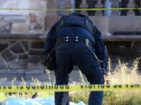 Policía revisando el cadáver de un hombre muerto por infarto en Puebla