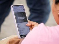 Mujer con celular en la mano