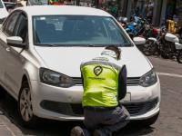 Personal del Ayuntamiento frente a un auto estacionado en un cajón de parquímetros en Puebla