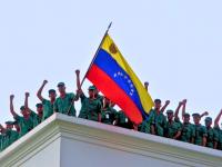Soldados bolivarianos saludan desde lo alto de un edificio