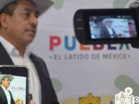 Hombre con sombrero con enfoque difuminado 