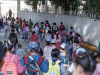 Niños entrando a la escuela