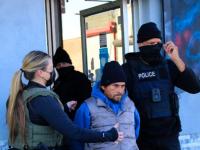 agentes migrantes con máscaras en redada