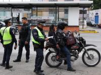 En la gráfica, elementos de Tránsito revisando documentos de conductores de motocicletas