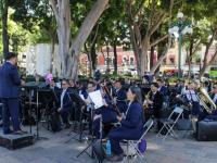 Músicos tocan en el zócalo de Puebla