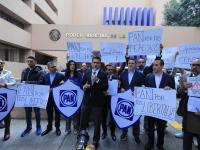 Panistas enfrente de la SCJN sosteniendo cartulinas 