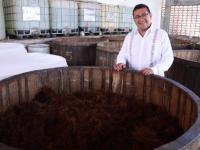Pavel Gaspar en un palenque de mezcal