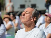 Pepe Chedraui en clase de yoga