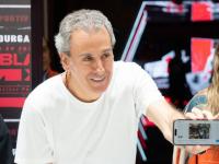 José Chedraui Budib muestra la pantalla de un celular