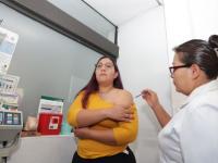 Mujer inyectando en un laboratorio