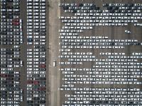 Vista aérea de autos estacionados 
