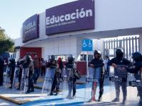 Policias de Puebla afuera de la SEP