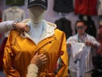 Maniquí con ropa puesta, de color amarillo 