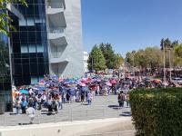 Estudiantes frente a torre de Rectoría BUAP 