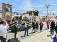 Reunión afuera de la presidencia municipal de San José Chiapa