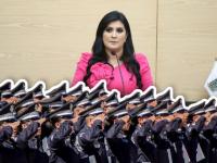 Diputada Delfina Pozos con fila de policías al frente 