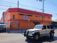 Motel con patrulla de Puebla al frente 