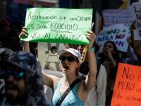 Una mujer con una pancarta, protesta por el proyecto del cablebús en Puebla