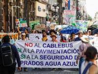 Personas durante manifestación en calles de Puebla 