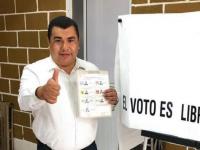 Javier López Zavala votando 