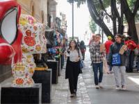 Personas caminando en una calle de Puebla capital