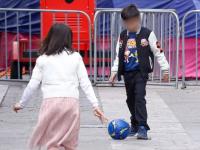 niños jugando con una pelota 