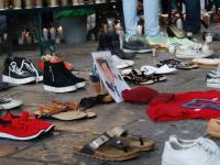 fotografía de persona desaparecida en medio de calzado y prendas 