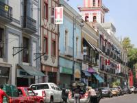 Anuncios de hoteles en calle del Centro Histórico de Puebla 