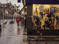 Poblano caminando bajo la lluvia en calles del Centro Histórico