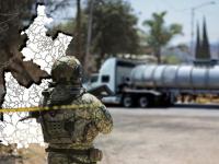 Personal militar frente a ordeña de combustible y mapa de Puebla al fondo 