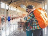 Migrantes abrazados en estación de autobuses 