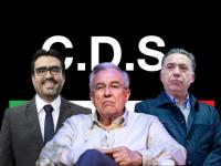 Funcionarios mexicanos con logo del Cártel de Sinaloa al fondo 