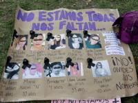 Pancarta con nombres de mujeres asesinadas en Puebla