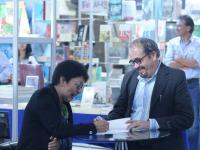 Rectora de la BUAP firma el libro que escribió